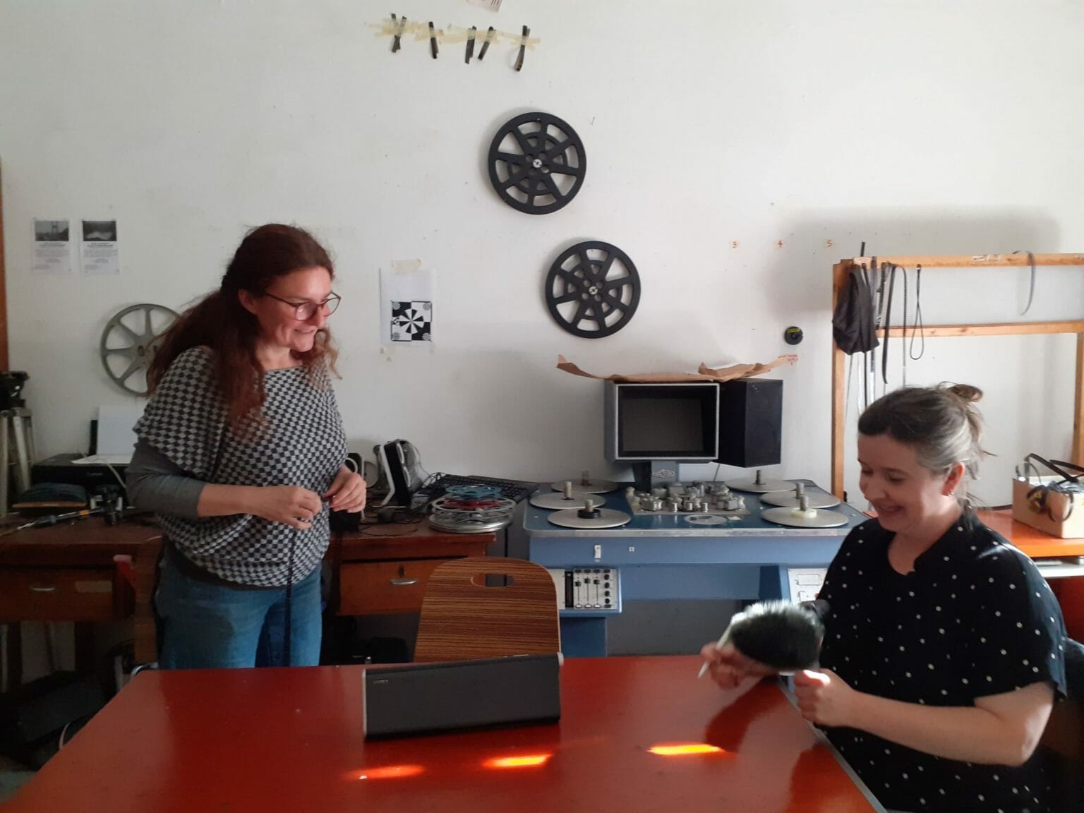 Adina Ionescu-Muscel et Clara Beaudoux au LABO BXL avec leurs outils respectifs (bande de pellicule et micro).